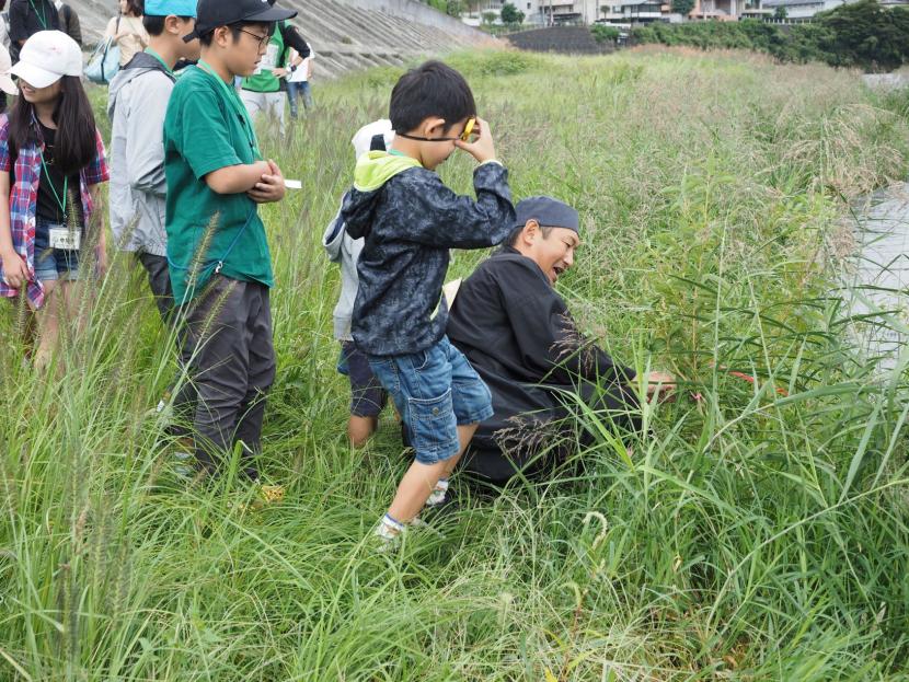 川で網を引き揚げている様子