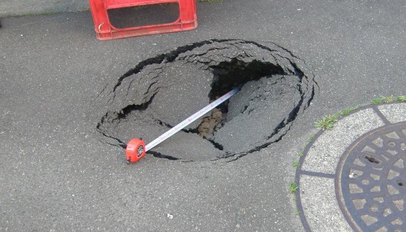 写真：道路が陥没している様子