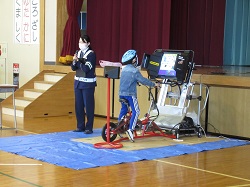 自転車シミュレーターを操作する子供の様子