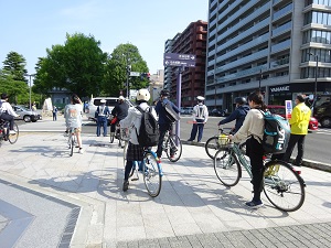 大町西公園駅前の様子