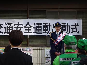 あいさつする一日署長の様子