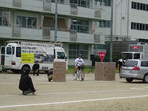 自転車の正しい乗り方を披露する生徒