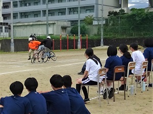 自転車同士の交通事故を再現する様子