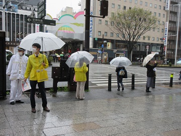 傘をさしながらの街頭啓発