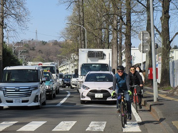 車道走行する自転車の様子