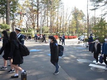 交差点を横断する歩行者や自転車の様子