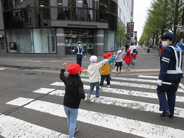 路上で歩行訓練をする児童の様子