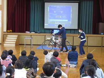 自転車点検の仕方を学ぶ様子