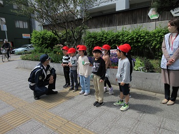 上杉山通小学校1年交通教室歩行訓練の様子