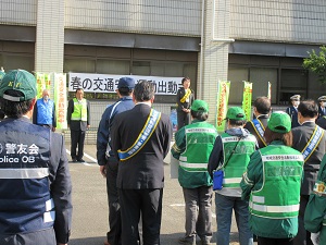 出動式で青葉区長の挨拶を聴く参加者のみなさん