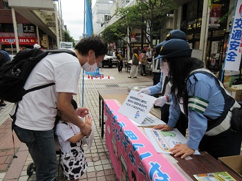 交通安全クイズに参加される方の様子