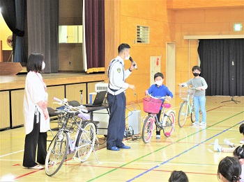 自転車点検実技の様子