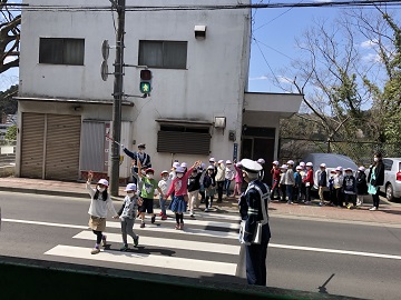 歩行訓練をする片平丁小学校の児童の様子