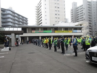 出動式来賓の挨拶を聞く参加者の様子