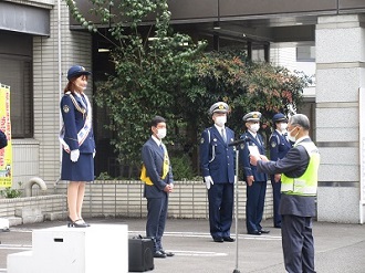 一日署長を前に交通安全宣言をする様子