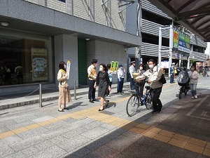 押し歩きに協力する自転車利用の方の様子