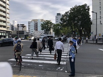 通行する車両に啓発する様子