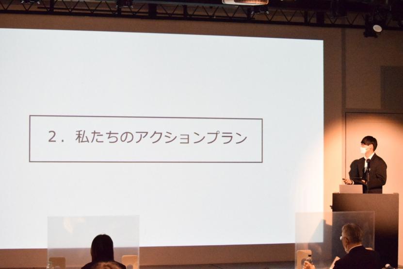 若者が活動内容を報告している様子