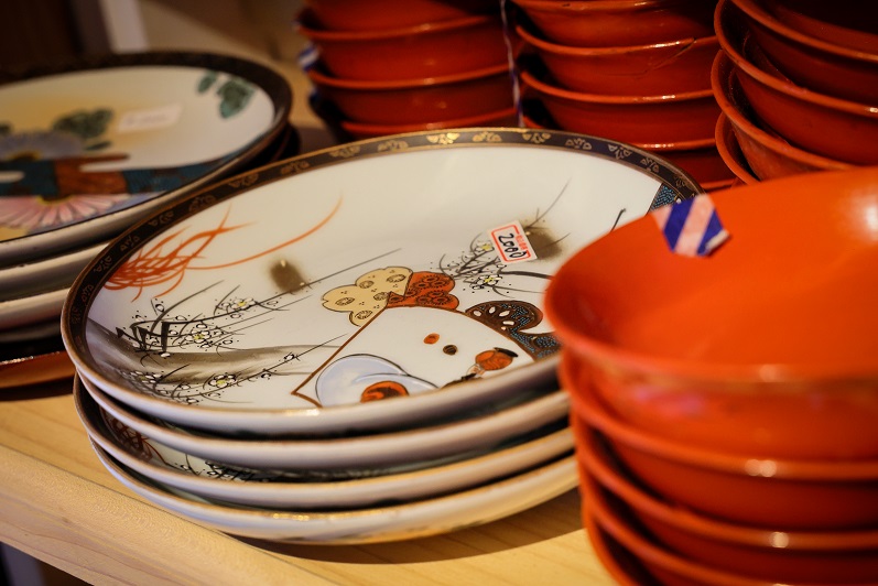 販売しているアンティーク食器の写真