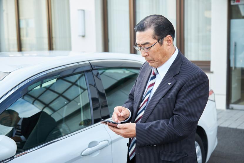 出先で申請を確認する様子