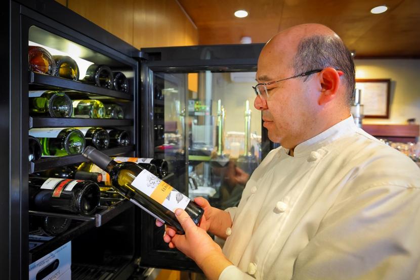 ワインを見定める様子