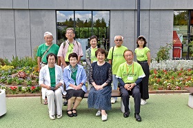 花壇の前で集合写真