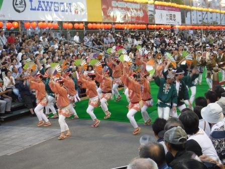 阿波おどり会場でのすずめ踊り演舞