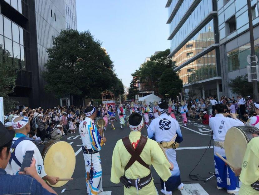 市内（つなぎ横丁）で阿波踊りを披露した様子