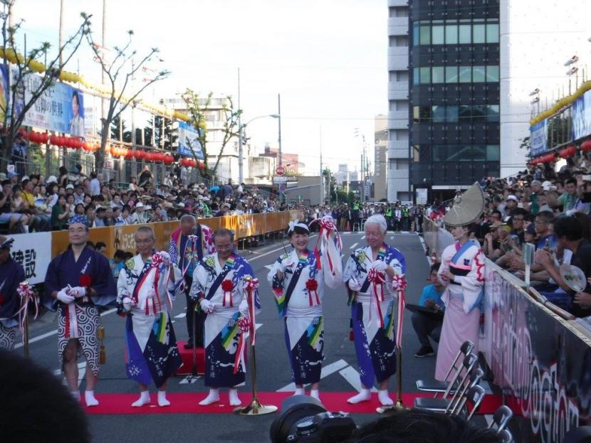 開幕式で郡市長がテープカットする様子