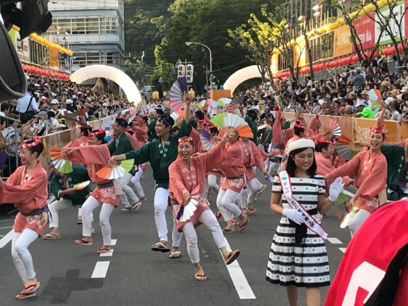 「伊達の舞」が仙台すずめ踊りを披露している様子