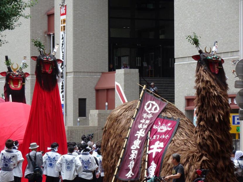 牛鬼がねり歩く様子