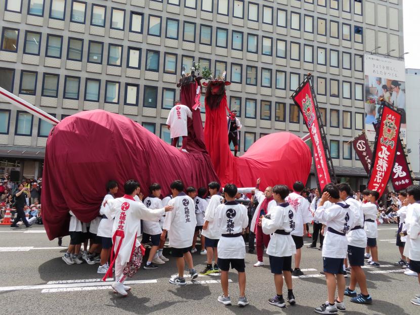 宇和島市の牛鬼が時代絵巻巡行