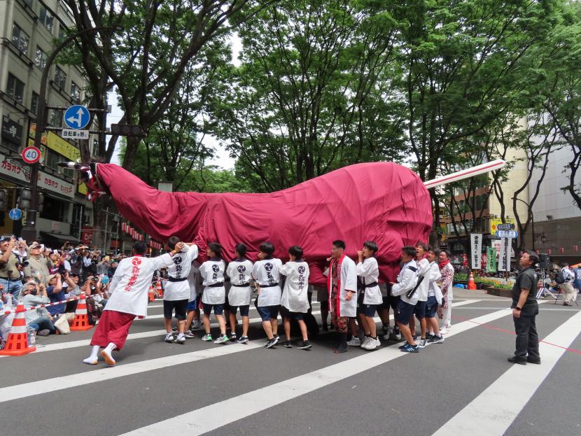 宇和島市の牛鬼が時代絵巻巡行