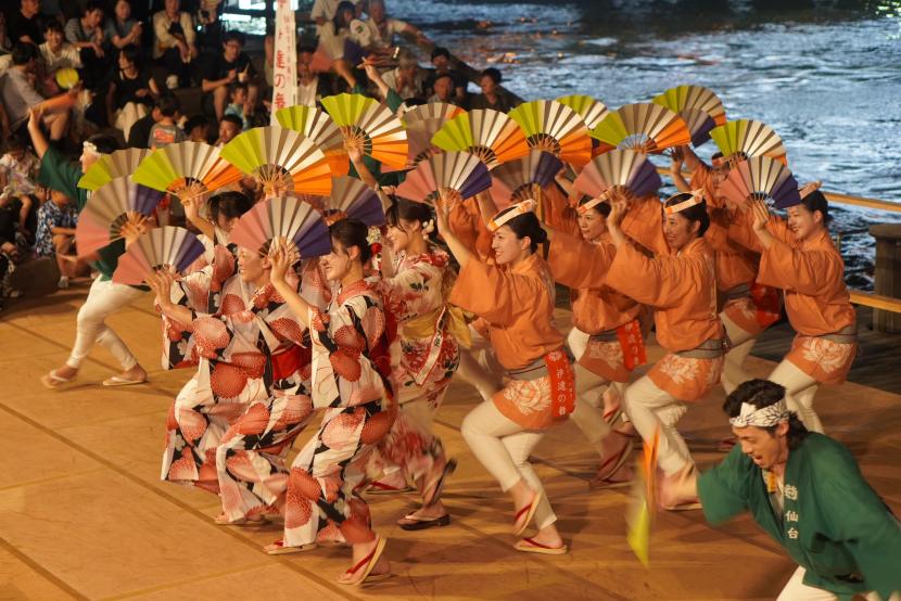 すずめ踊り披露