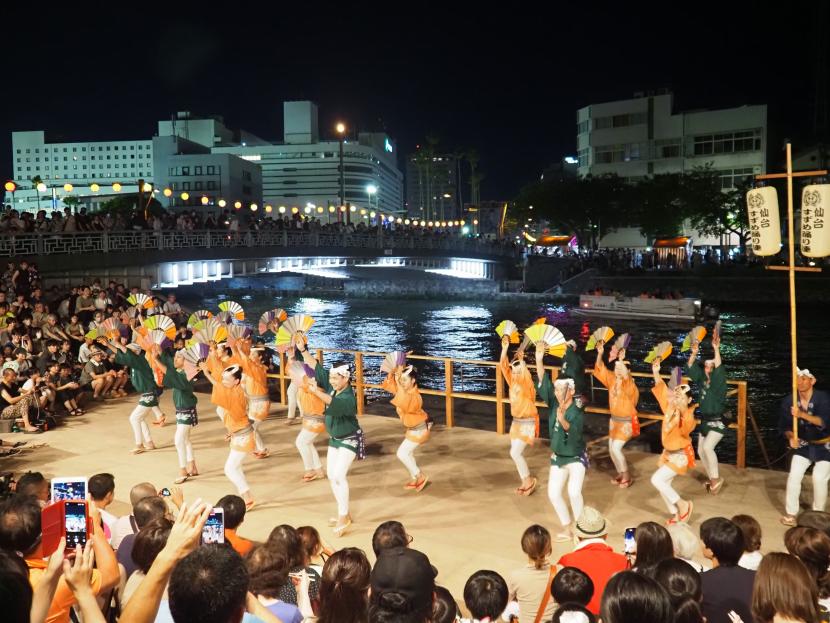 すずめ踊り披露