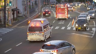 交差点を緊急走行で通過する救急車の写真