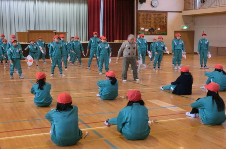 地域に伝わる田植え踊りの指導