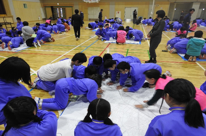 防災学習での地域防災リーダーによる指導支援