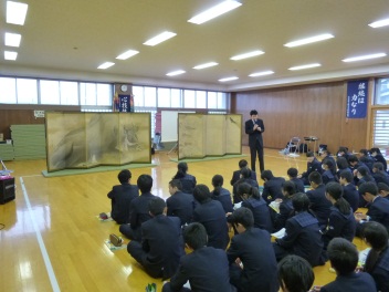 博物館学習プログラム活用例2　屏風を開く　画像