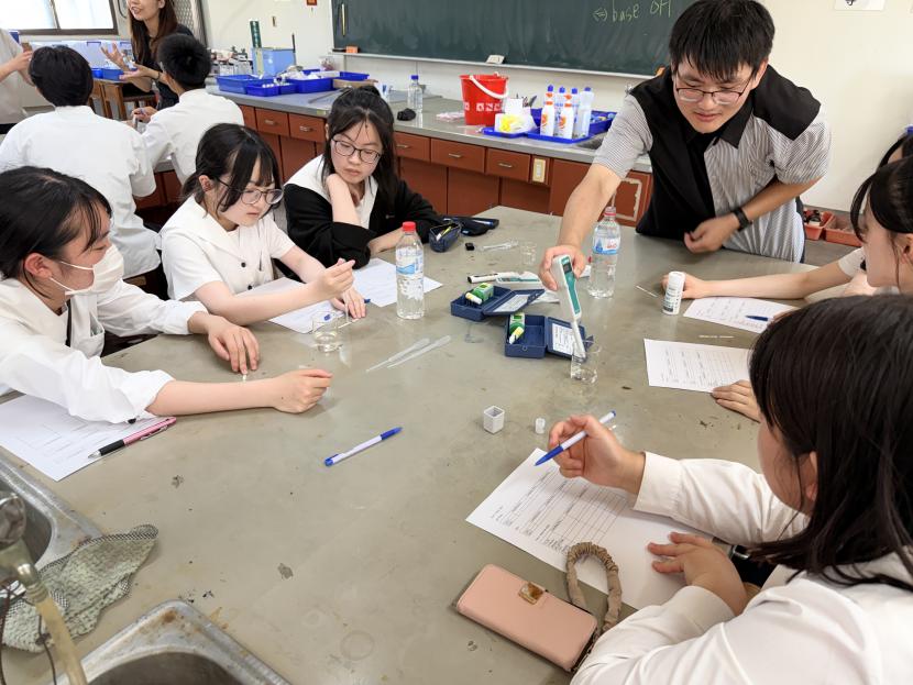 竹北高校での科学実験の様子