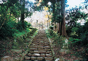 羅漢像が並ぶ大梅寺の参道の写真