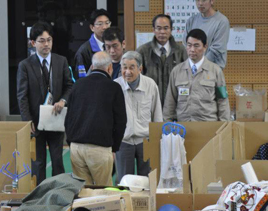 宮城野体育館（宮城野区新田東）を訪れた天皇皇后両陛下