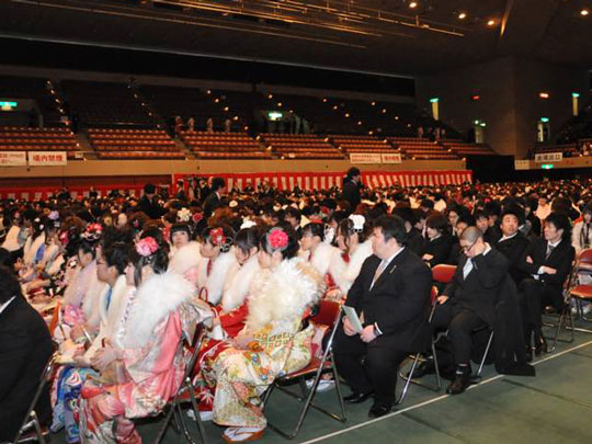 写真/〈成人式に参列する新成人〉