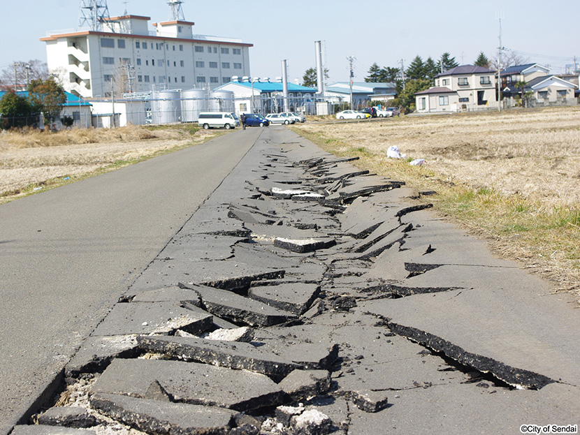 画像：数メートルにわたり、道路に亀裂が入る