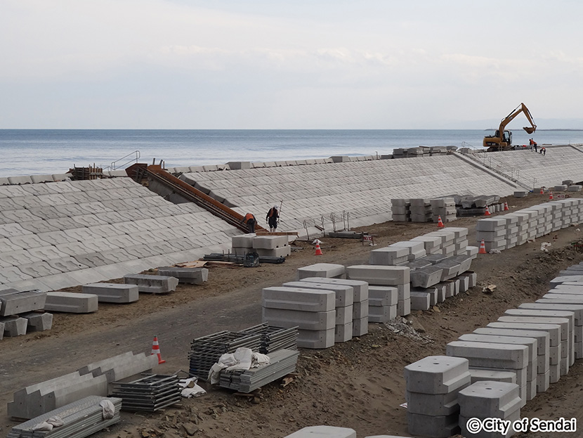 画像：荒浜で進む海岸堤防のかさ上げ工事