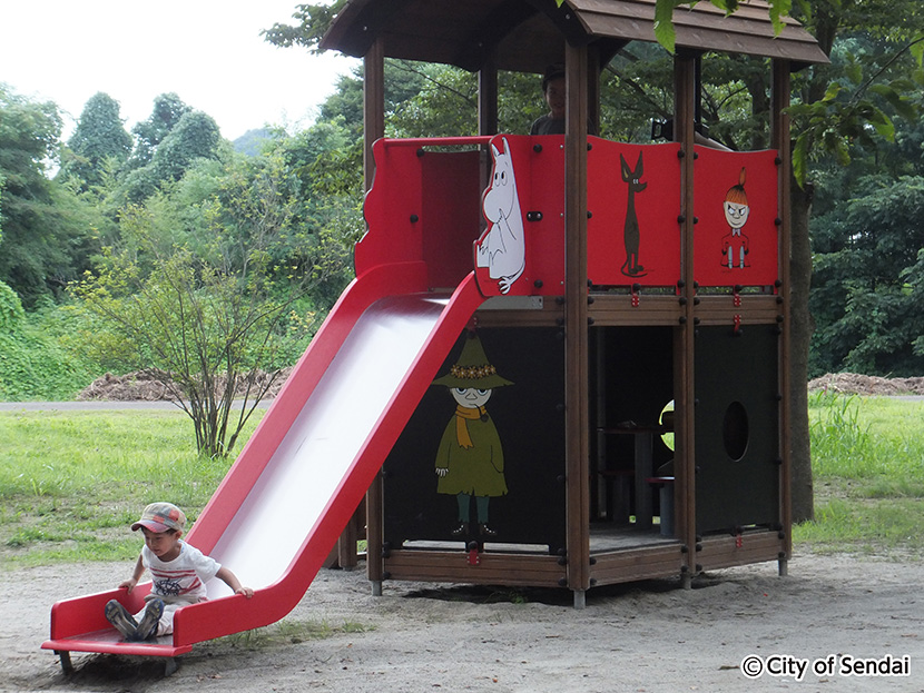 画像：フィンランドから寄贈された遊具を七北田公園に設置。フィンランド語で「ありがとう」を意味する「キートス」広場と名付けられた