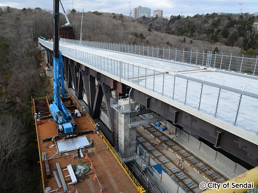 画像：地下鉄東西線工事現場。竜の口橋りょう区は上が道路、下が鉄道の二重構造橋