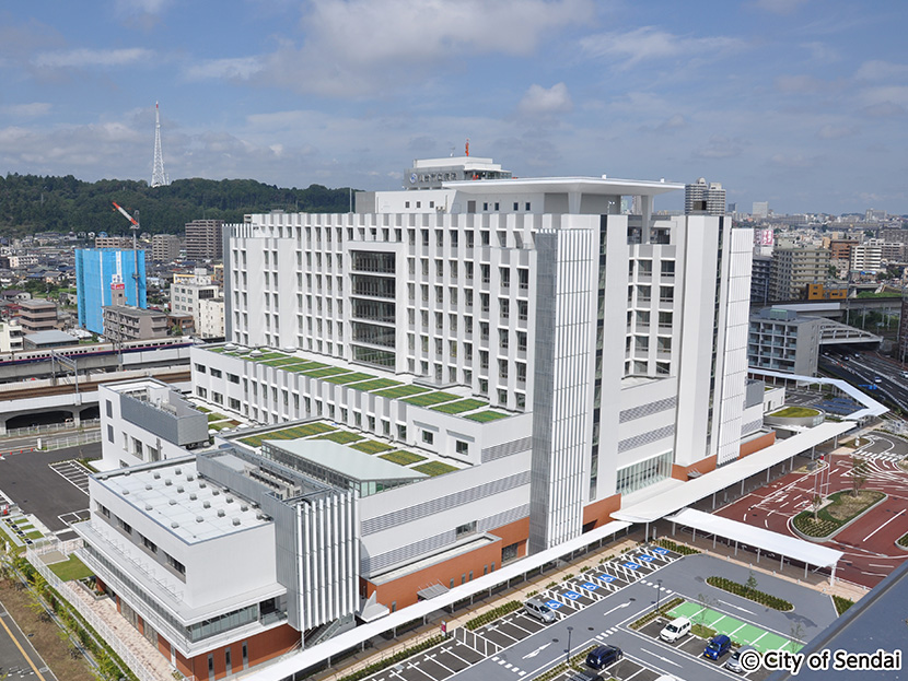 画像：太白区あすと長町に市立病院が移転。病院本館は免震構造、屋上にはヘリポートを設置し、災害拠点病院としての機能を充実