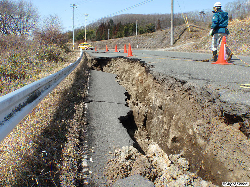 画像：数メートルにわたり崩壊した道路