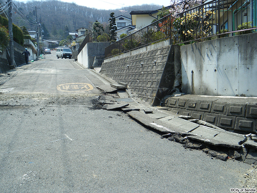 画像：折立地区では地割れが多発した